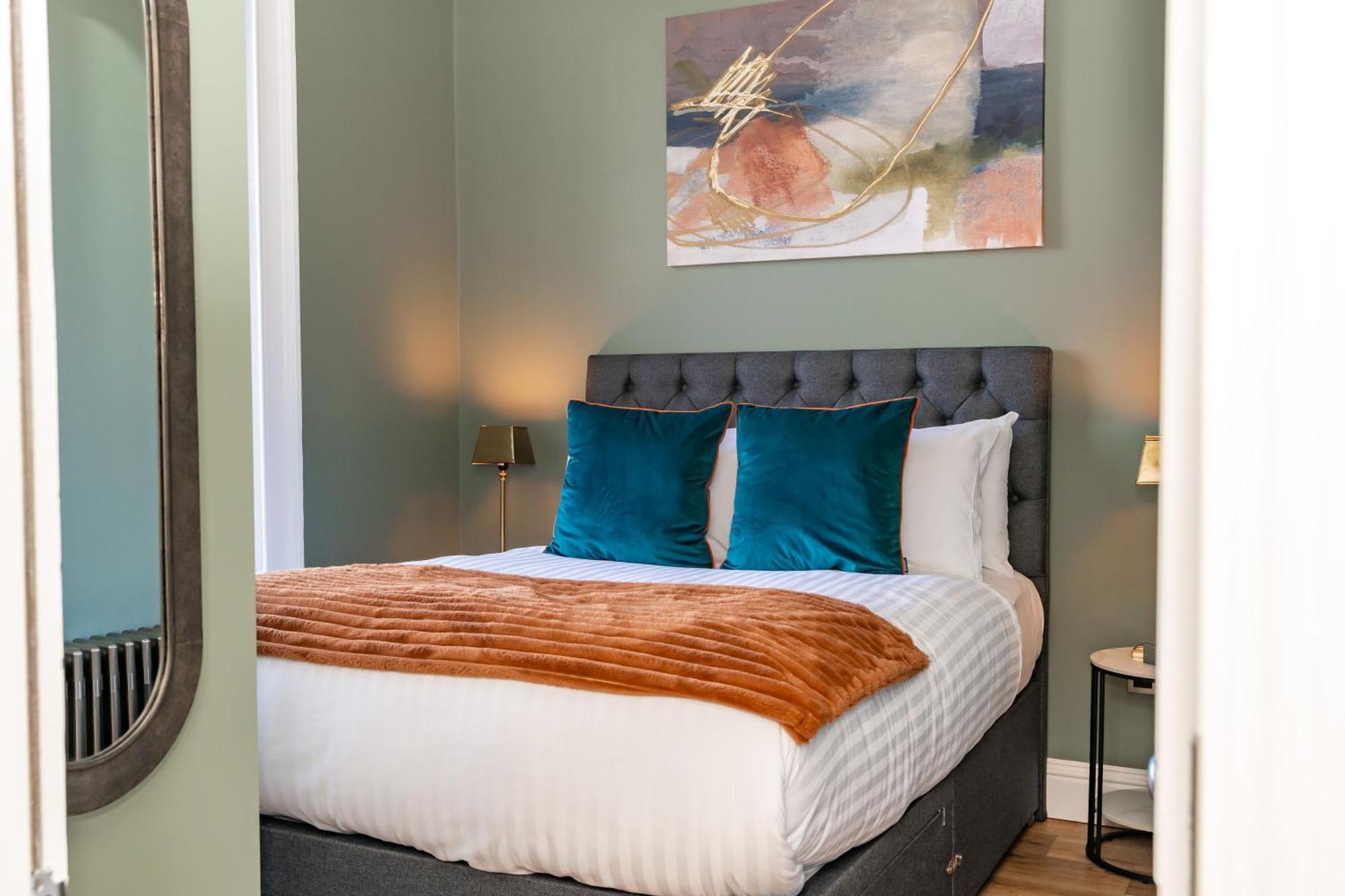 Dragon Suites Luxury Apartments At 9 Albyn Place Единбург Екстериор снимка