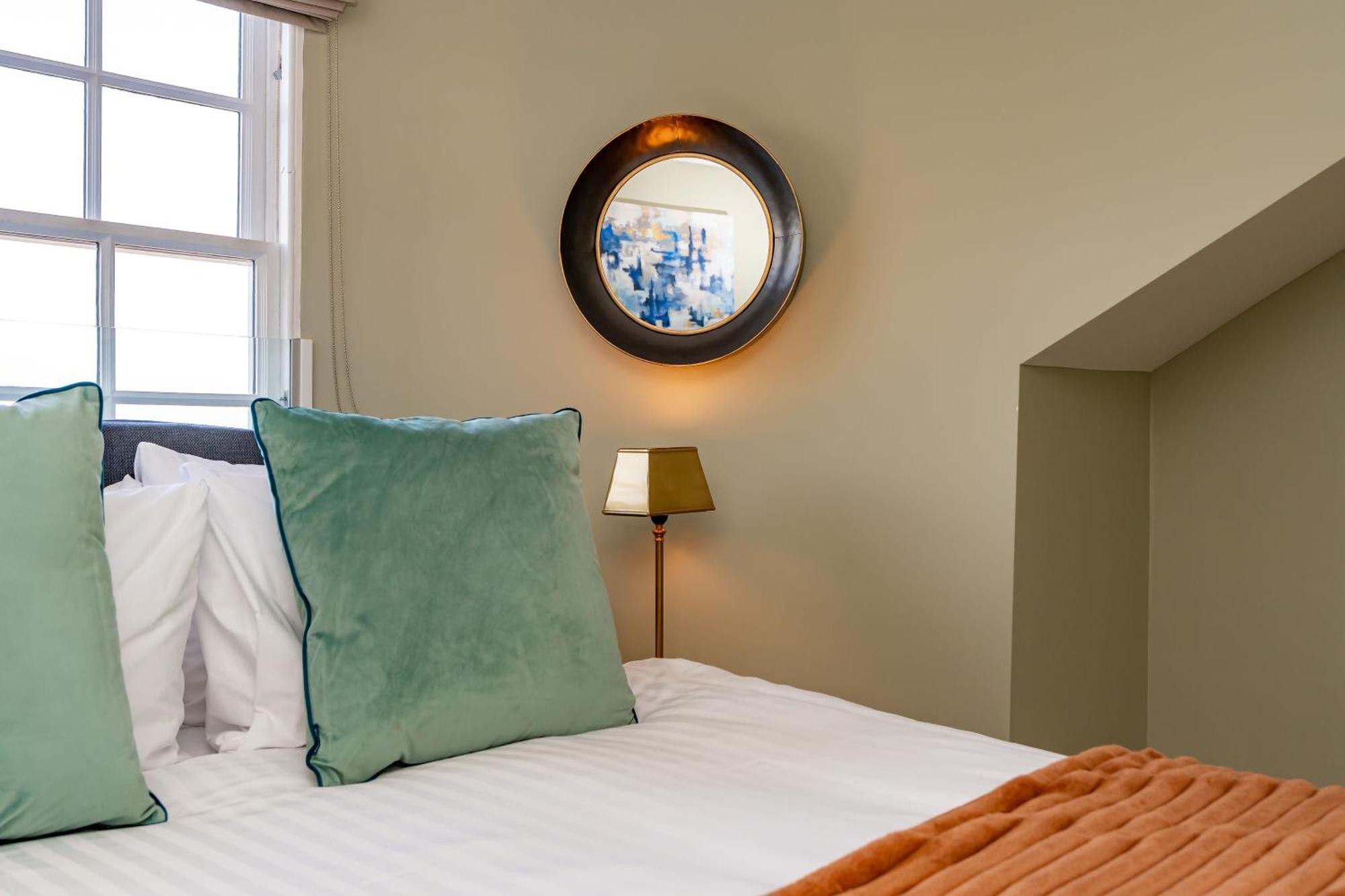 Dragon Suites Luxury Apartments At 9 Albyn Place Единбург Екстериор снимка